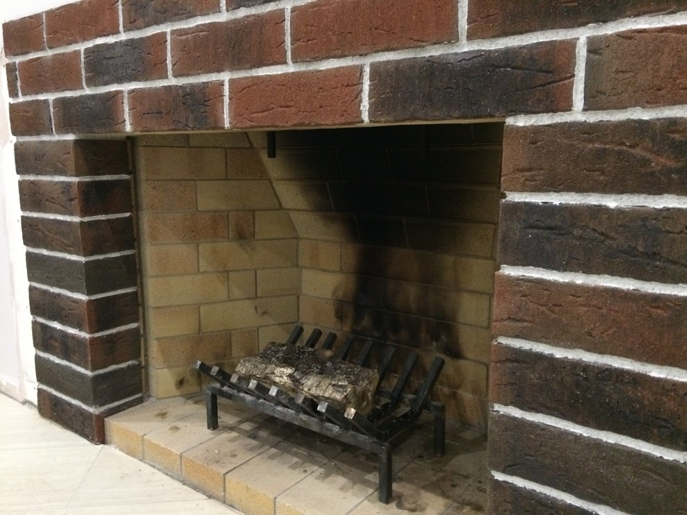 Камин с облицовкой плиткой под кирпич