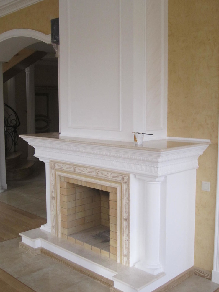 Камин с лепниной