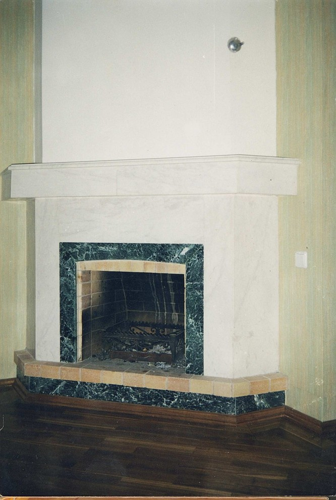 Камин угловой с мраморной облицовкой