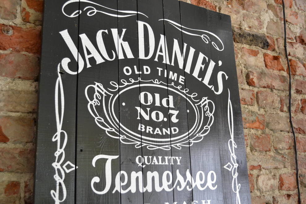 Настенное панно из досок "Jack Daniel's"