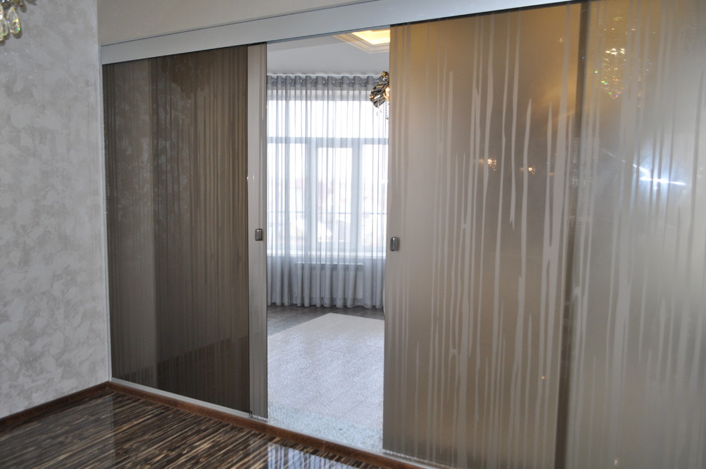 Стеклянные двери и перегородки