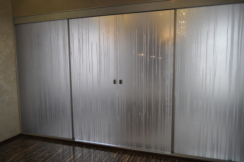 Стеклянные двери и перегородки