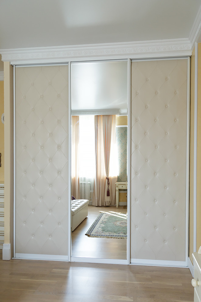 Шкаф с коретной стяжкой