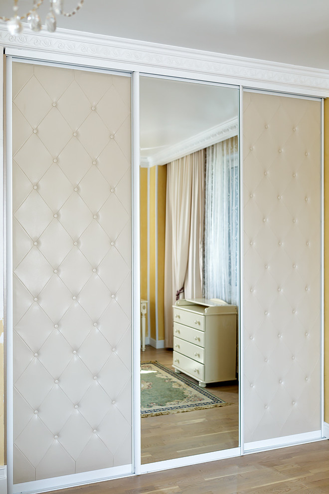 Шкаф с коретной стяжкой