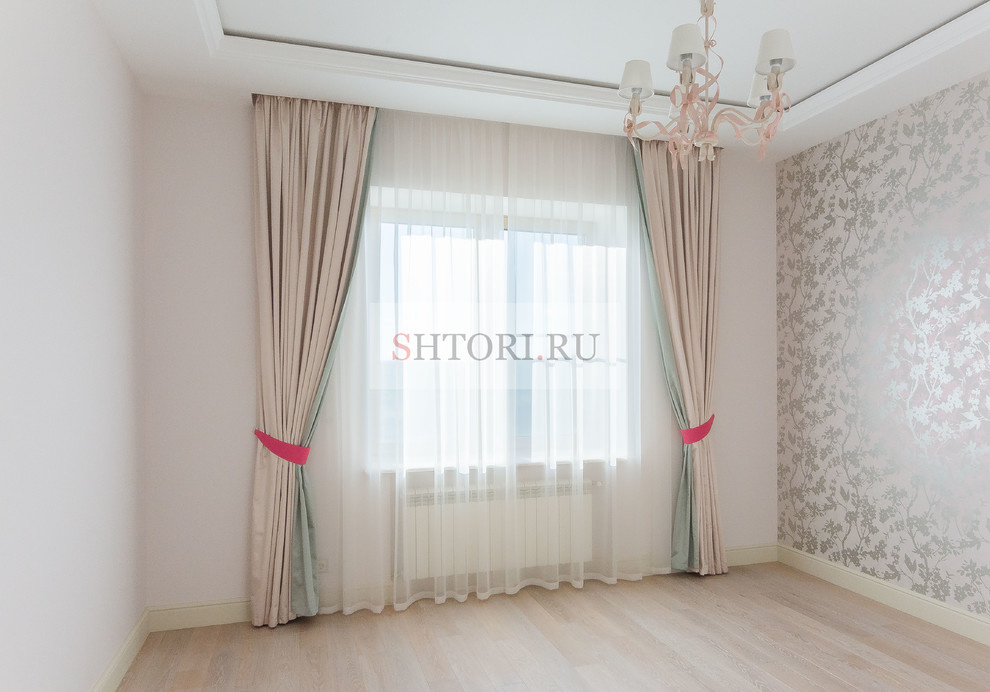 Шторы в большом доме у реки
