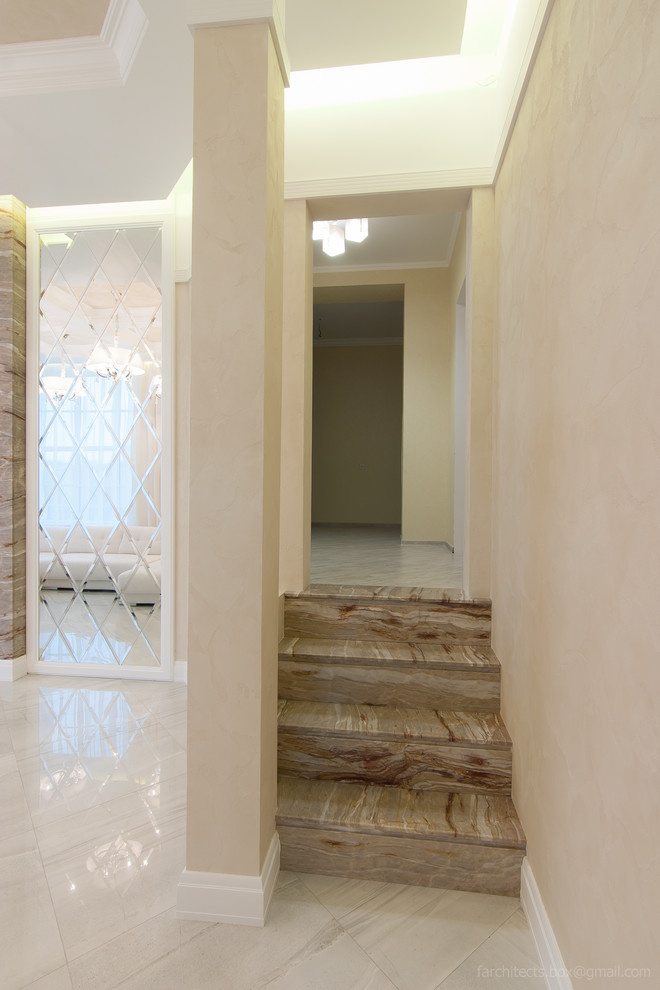 Гостиная и прихожая в загородном доме