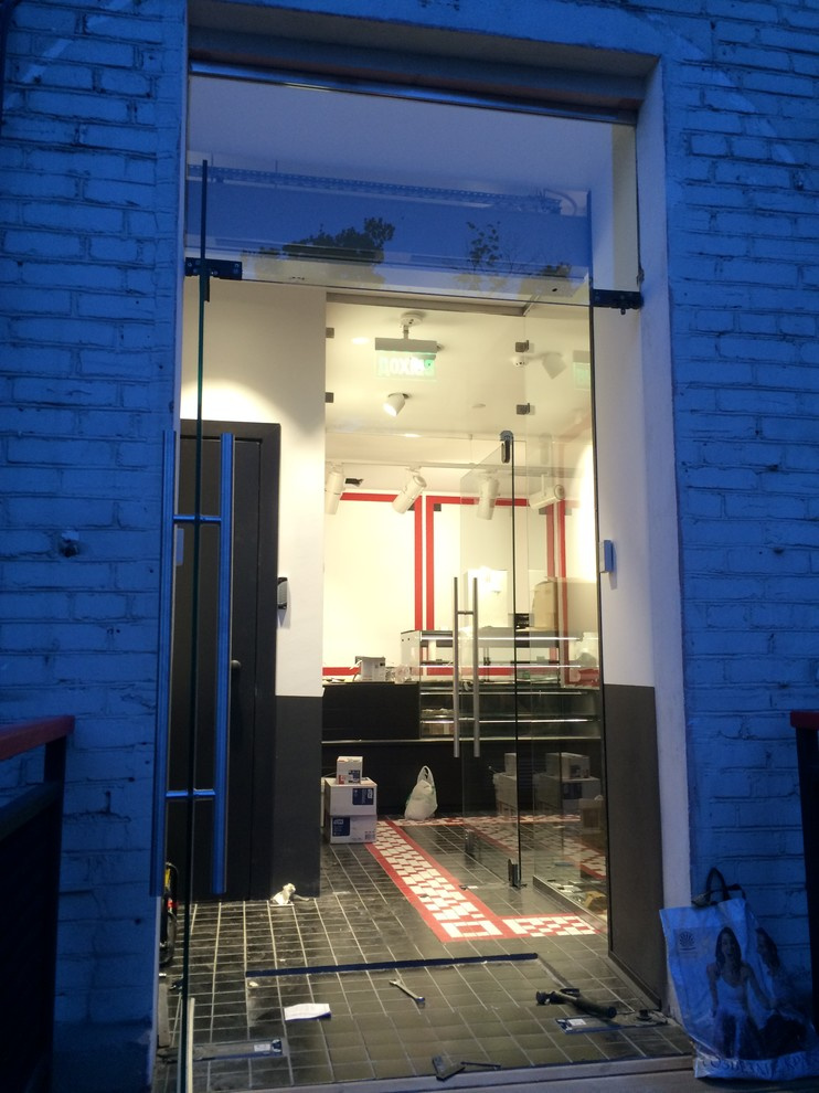 Стеклянная входная группа в пекарне-кондитерской «Коржов»