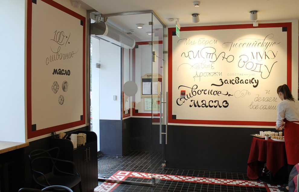 Стеклянная входная группа в пекарне-кондитерской «Коржов»