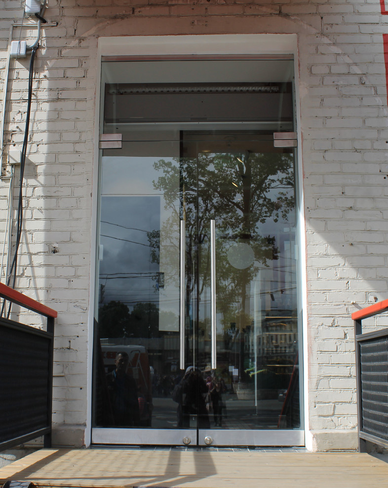 Обложка проекта: Стеклянная входная группа в пекарне-кондитерской «Коржов»