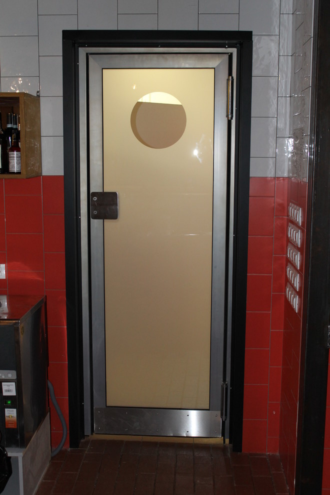 Остекление стритфуд-бара FRANK