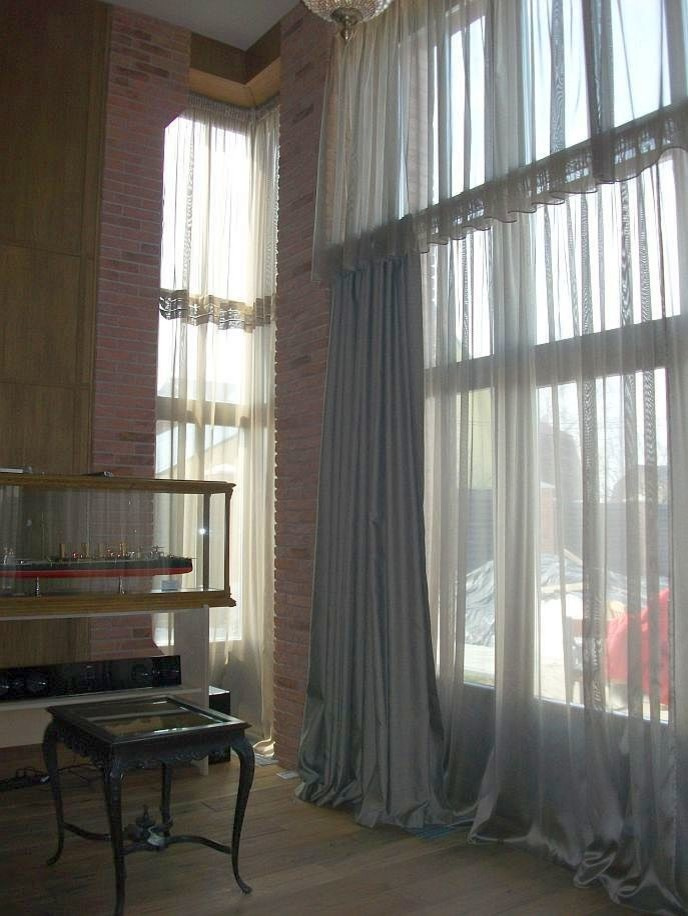 Дизайн штор на заказ для большой гостиной в загородном доме