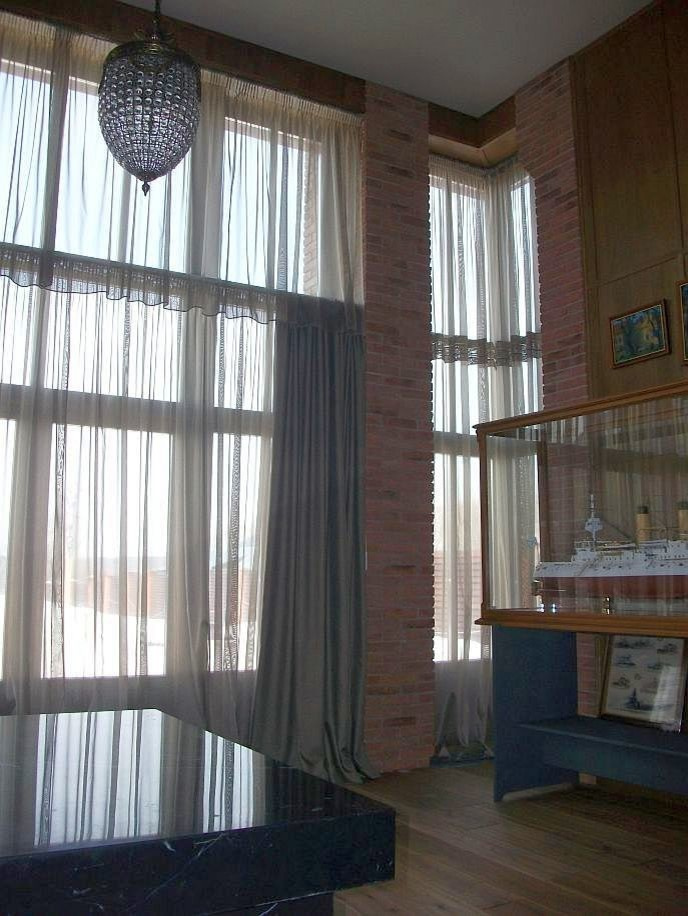 Дизайн штор на заказ для большой гостиной в загородном доме