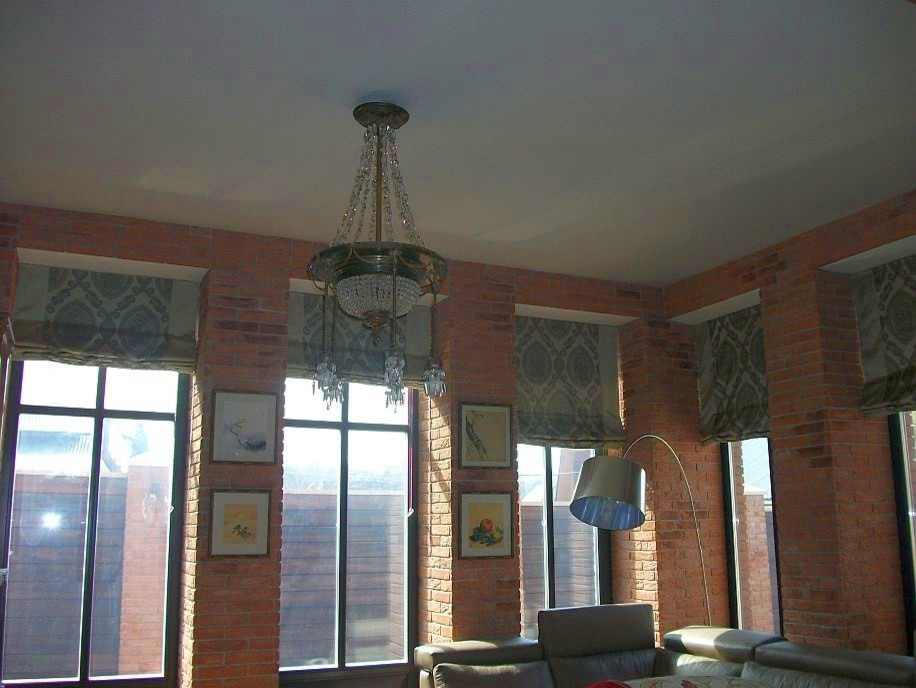 Дизайн штор на заказ для большой гостиной в загородном доме