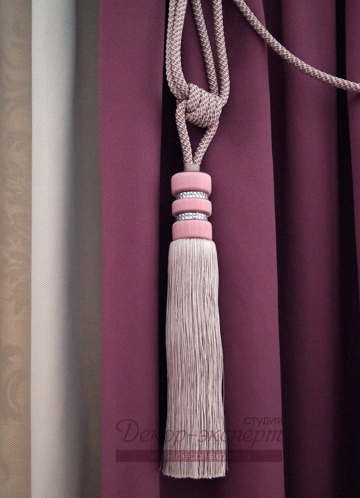 Фрагмент штор с декоративной кистью