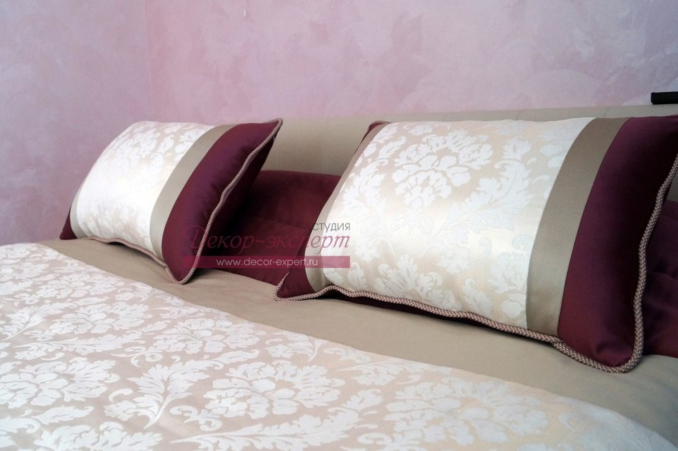 Декоративные подушки на покрывале