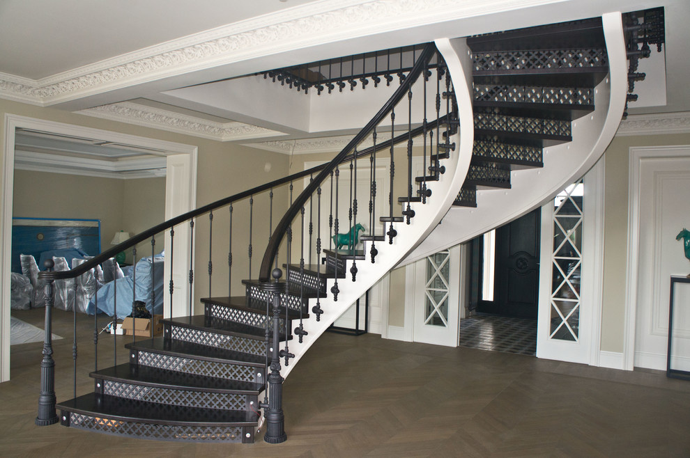 Лестница с коваными подступенками