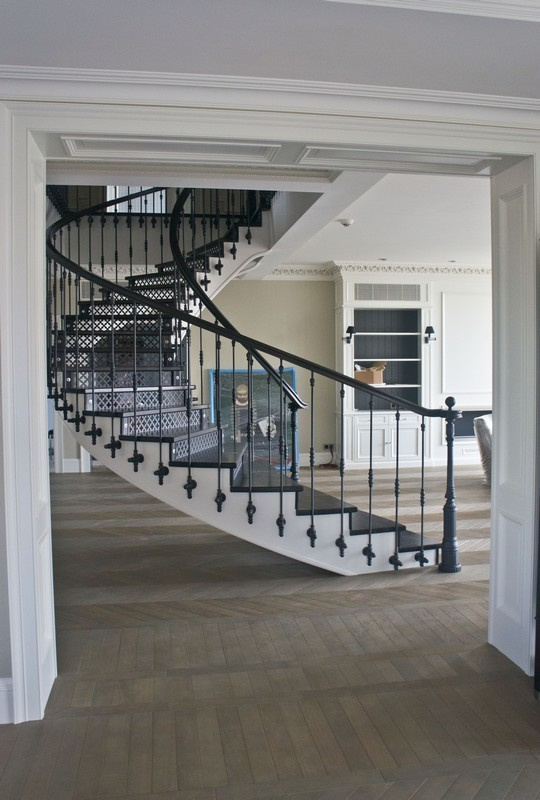 Лестница с ковкой