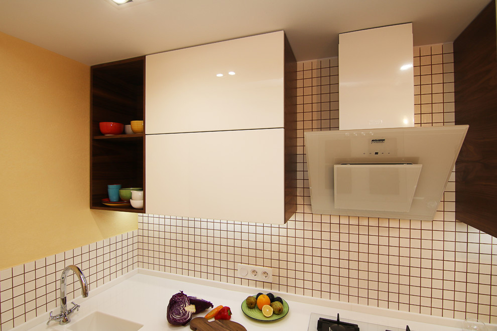 Современная кухня. Орех и белый глянец. Modern walnut kitchen