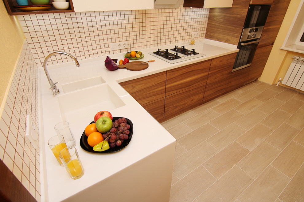 Современная кухня. Орех и белый глянец. Modern walnut kitchen