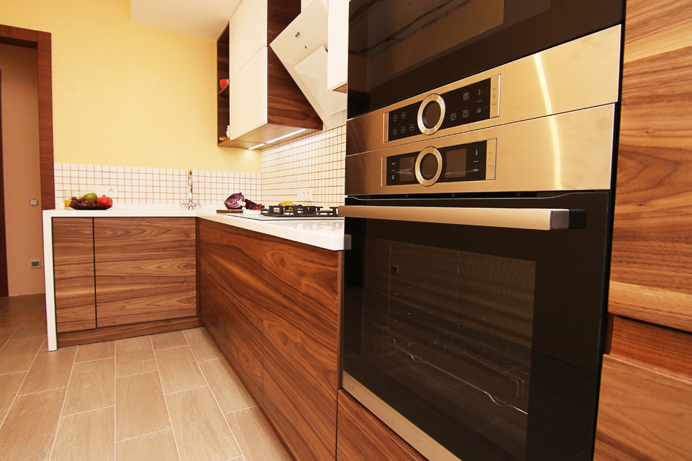 Современная кухня. Орех и белый глянец. Modern walnut kitchen