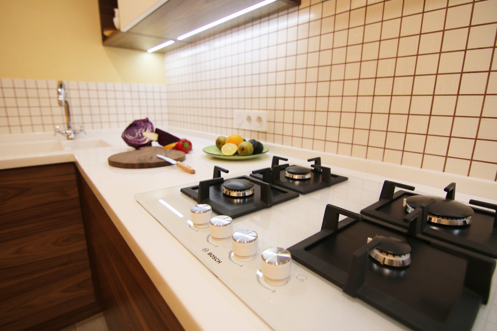 Современная кухня. Орех и белый глянец. Modern walnut kitchen