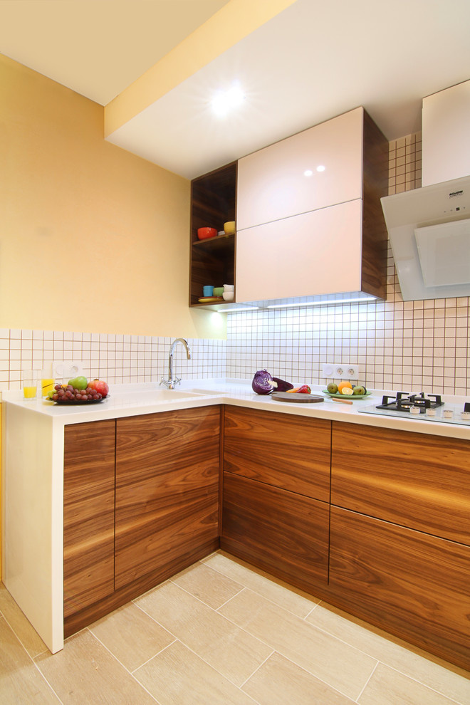 Современная кухня. Орех и белый глянец. Modern walnut kitchen