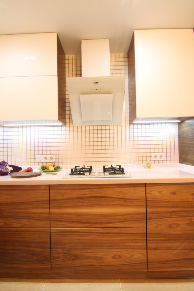 Современная кухня. Орех и белый глянец. Modern walnut kitchen