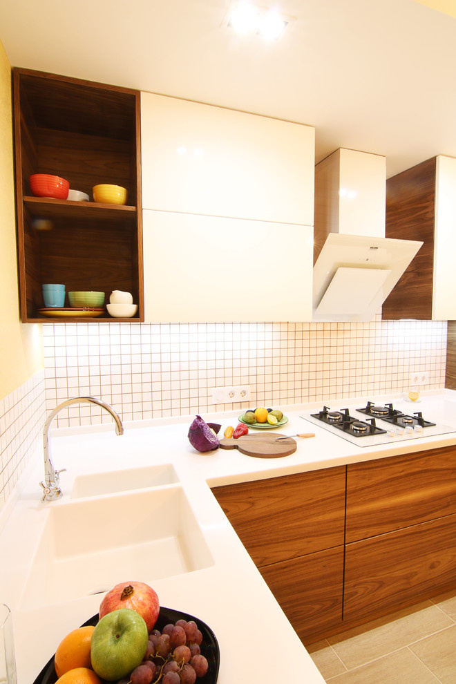 Современная кухня. Орех и белый глянец. Modern walnut kitchen