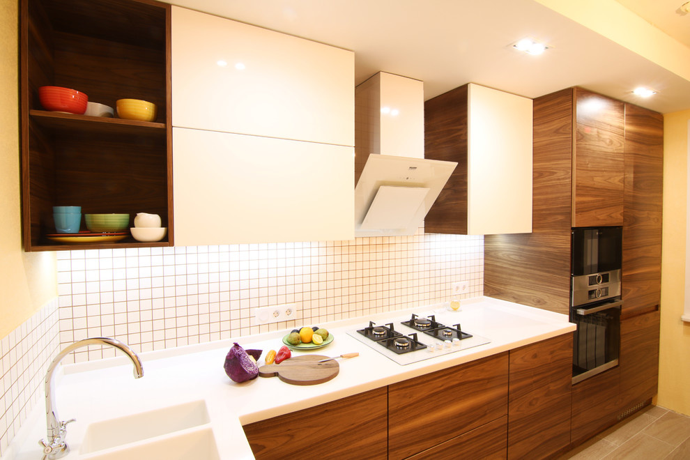 Современная кухня. Орех и белый глянец. Modern walnut kitchen