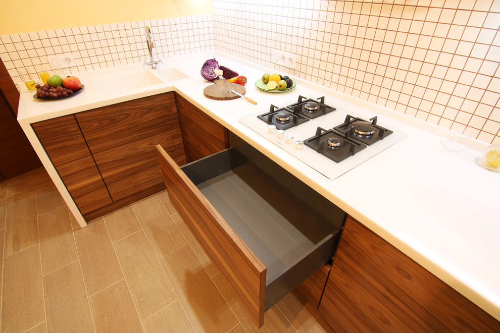 Современная кухня. Орех и белый глянец. Modern walnut kitchen