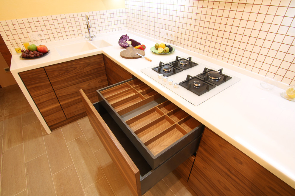 Современная кухня. Орех и белый глянец. Modern walnut kitchen
