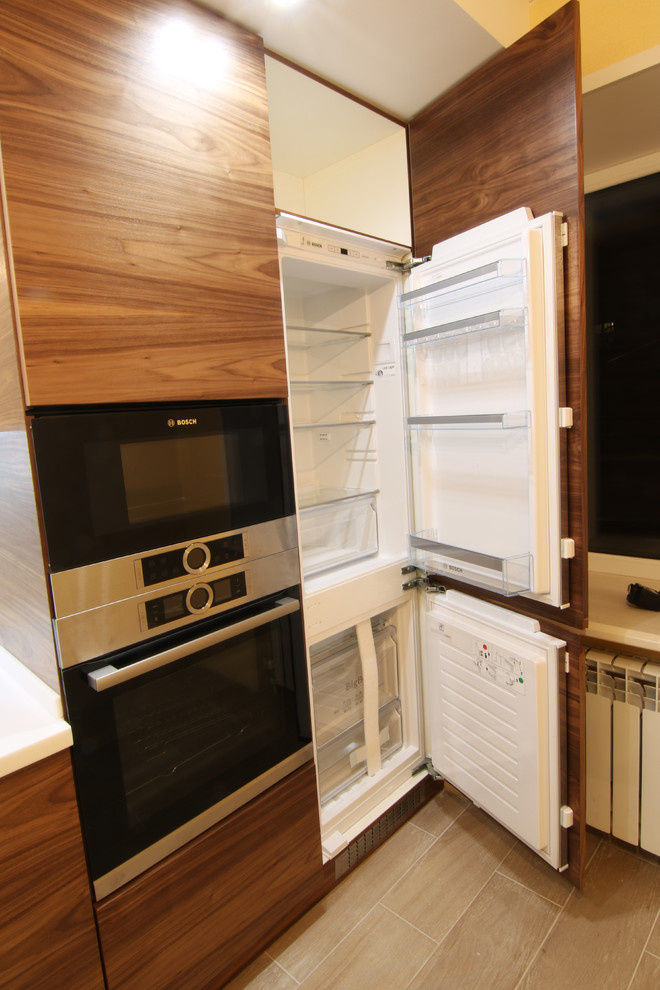 Современная кухня. Орех и белый глянец. Modern walnut kitchen