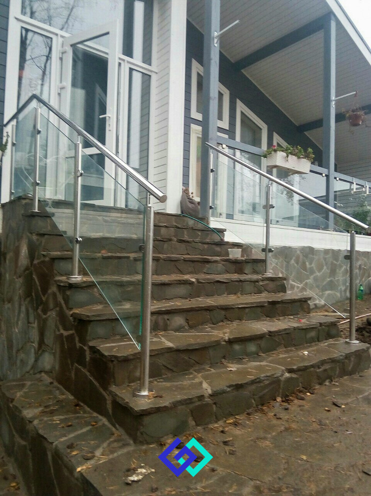 Лестничное ограждение в загородном доме