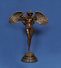 Бронзовые статуэтки в каминном зале