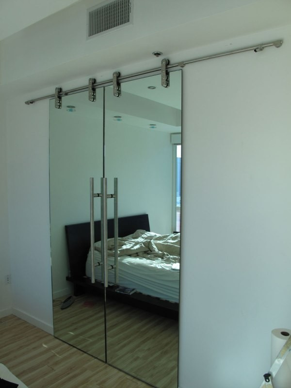 Стеклянные раздвижные двери