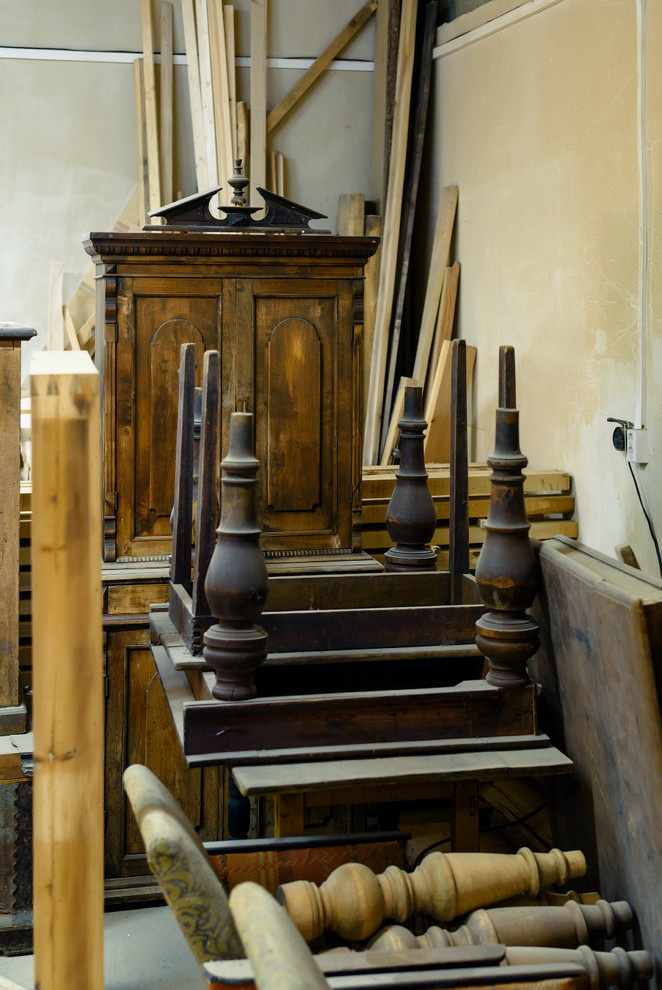 Фотографии из мастерской мебельного реставратора