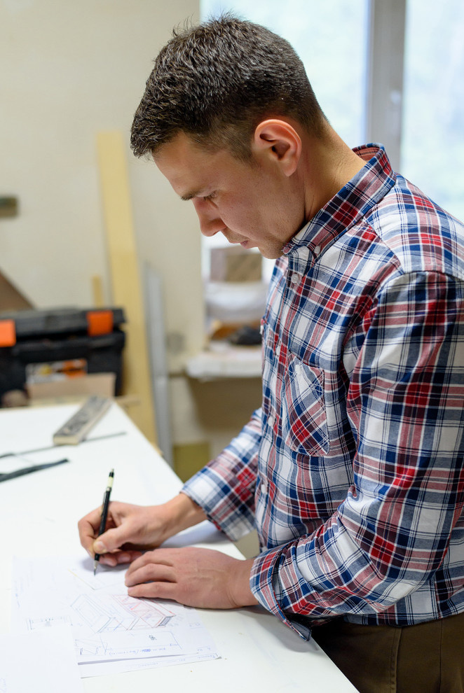 Фотографии из мастерской мебельного реставратора