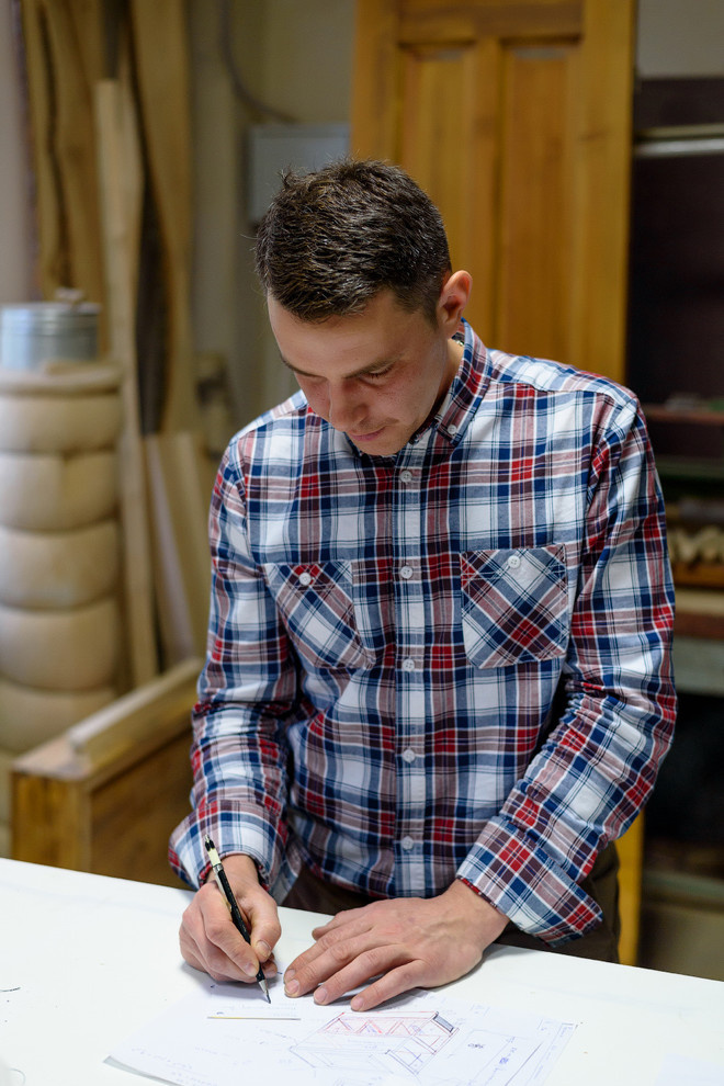 Фотографии из мастерской мебельного реставратора