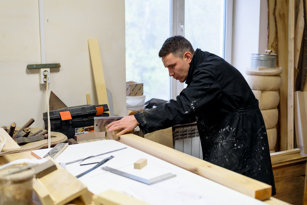 Фотографии из мастерской мебельного реставратора