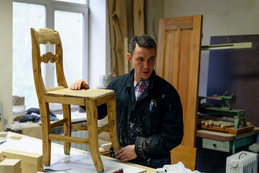 Фотографии из мастерской мебельного реставратора