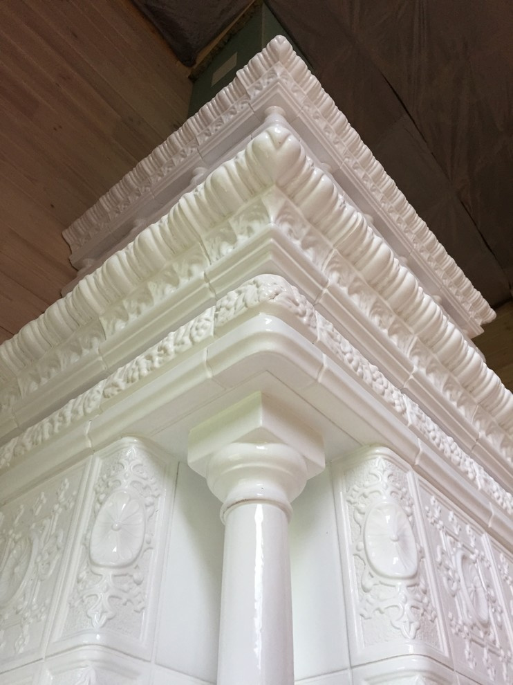 Камин белоснежный из коллекции изразцов "Реставрация"