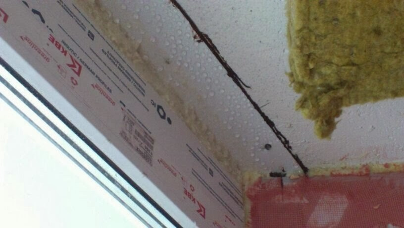 удаление конденсата с металлического козырька лоджии