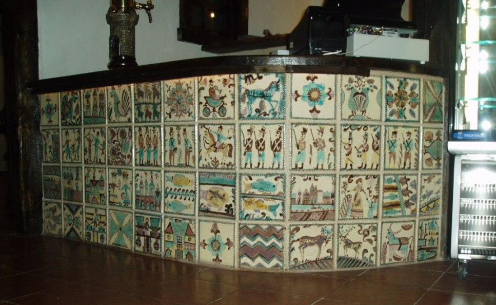 Барная стойка из настенных деревянных панелей, росписаных вручную