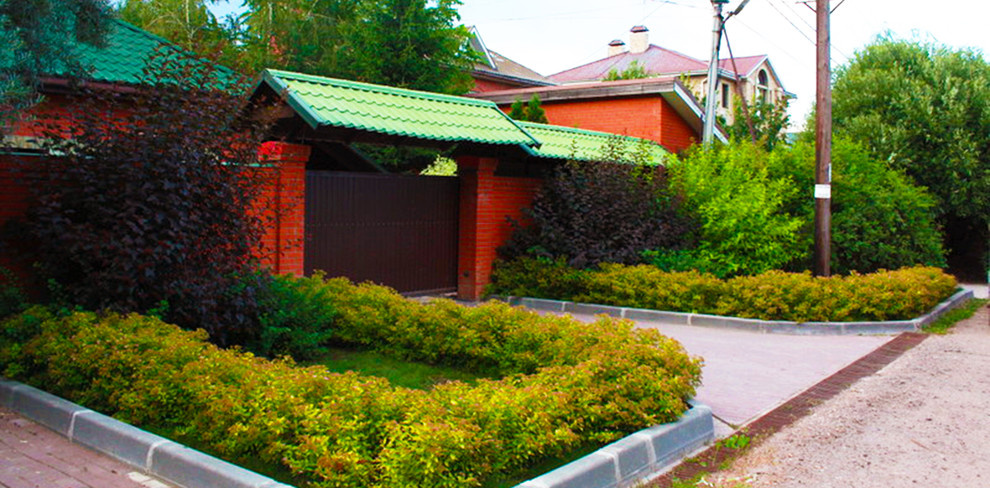 Дизайн участка - внешняя территория у въезда на участок.