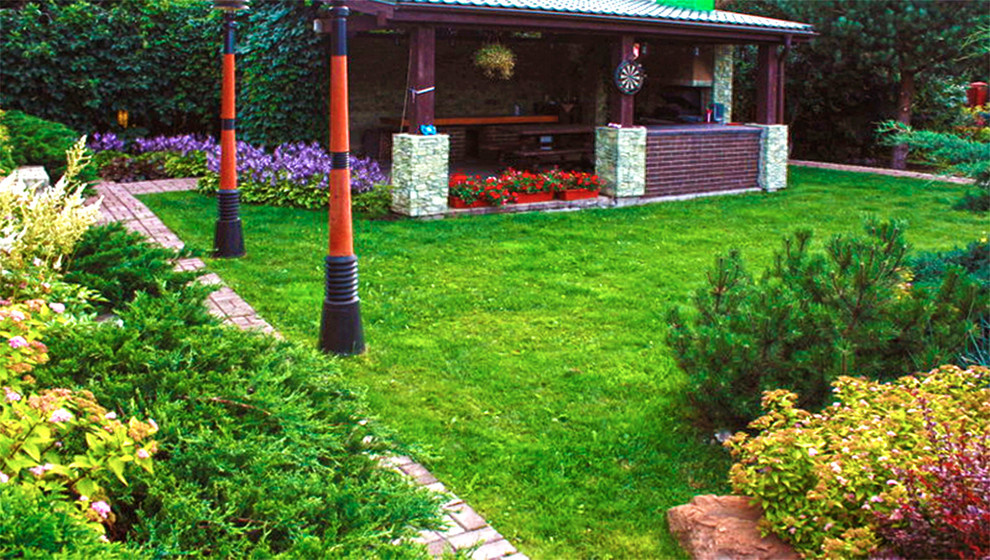 Ландшафтный дизайн участка 6 соток - беседка и газон.