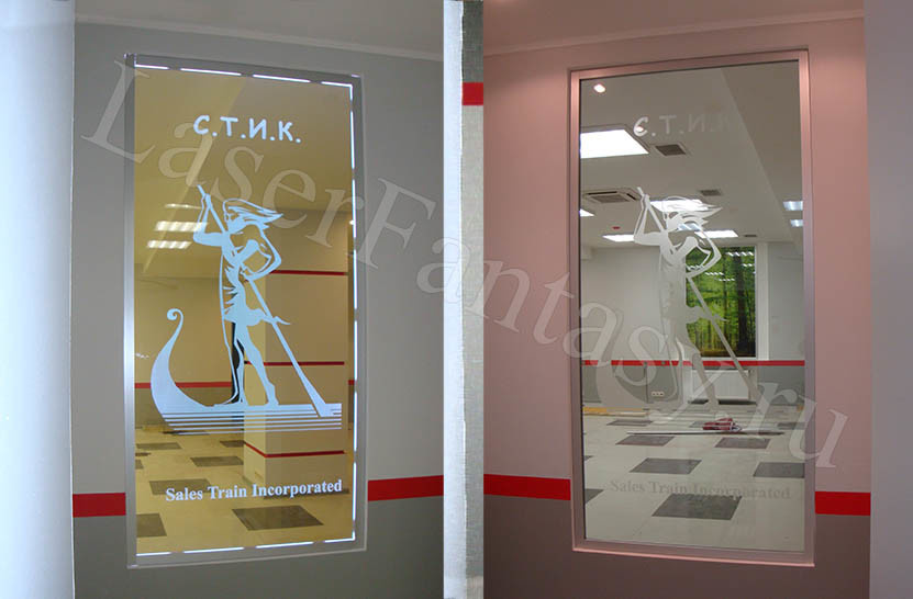 Лазерная гравировка на стекле в интерьере.