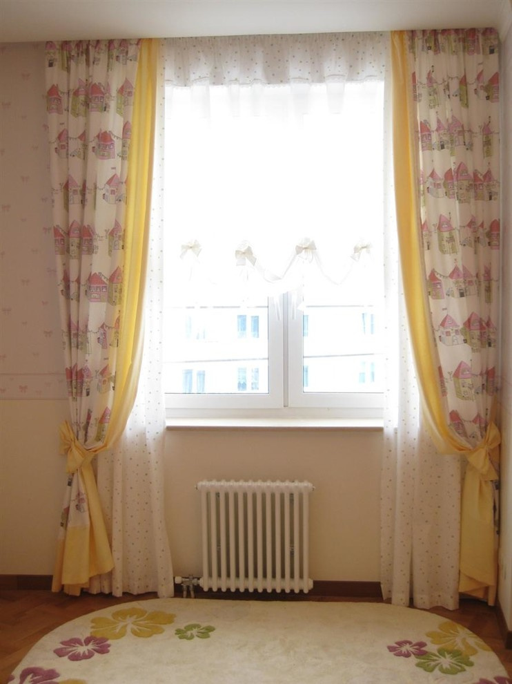 Шторы в комнату  маленькой забавной девчушки