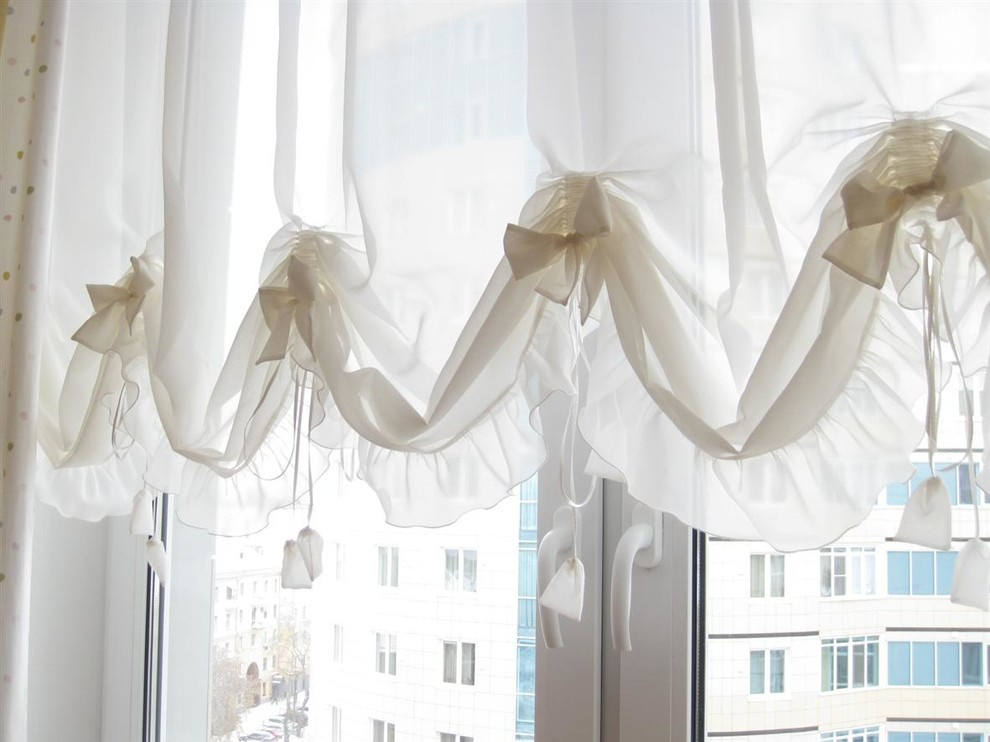 Шторы в комнату  маленькой забавной девчушки