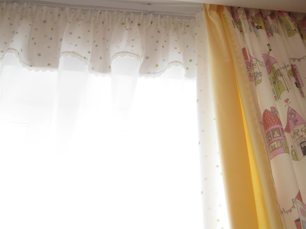 Обложка проекта: Шторы в комнату  маленькой забавной девчушки