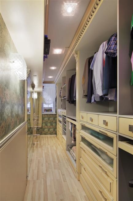 Оформление окна в гардеробной комнате